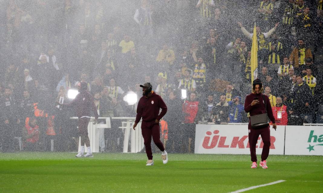Galatasaraylı futbolcular Kadıköy'de sahaya çıkar çıkmaz büyük şok yaşadı. Her şey bir anda oldu 4